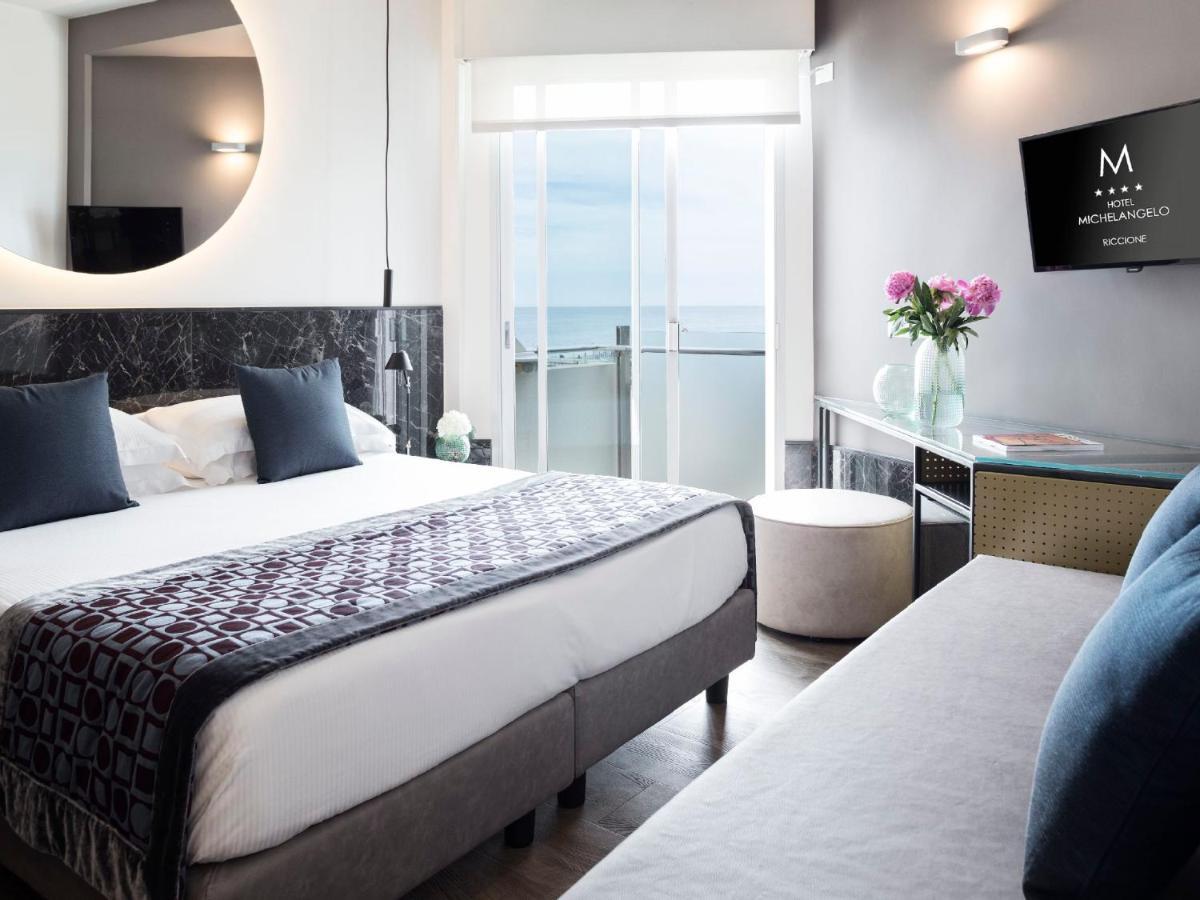 Chambre Triple Supérieure - Vue Partielle sur la Mer