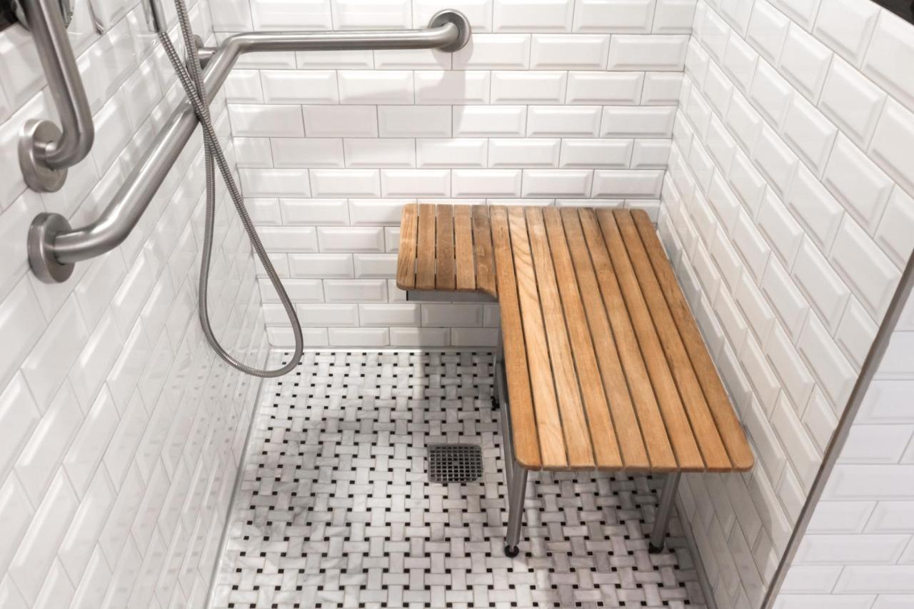 Classic King Mobility Hearing-Accessible Guest Room Transfer Shower