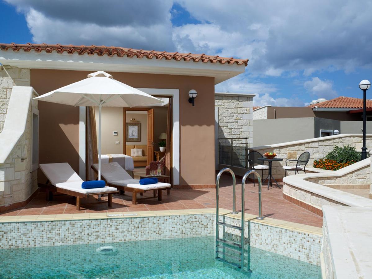 Chambre Familiale avec Piscine Partagée - Vue sur Jardin