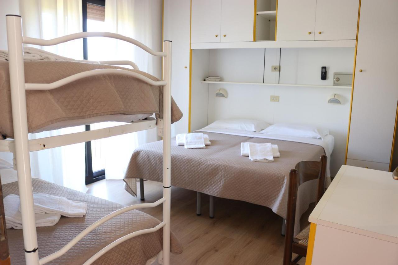 Vierbettzimmer mit Balkon