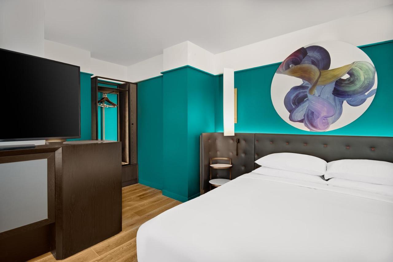 Habitación con cama extragrande y vistas a la ciudad
