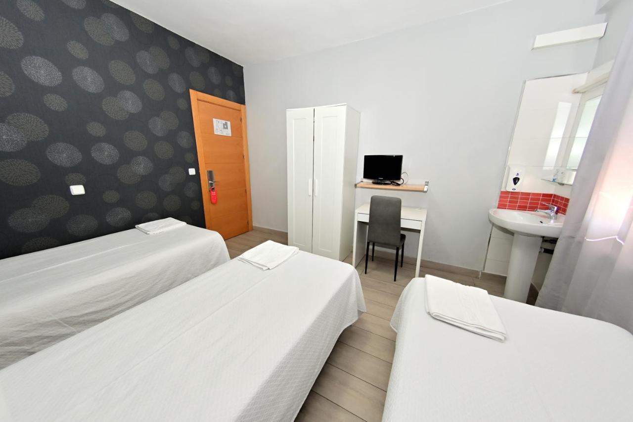 Camera Matrimoniale/Doppia con Letti Singoli con Letto Supplementare e Bagno in Comune