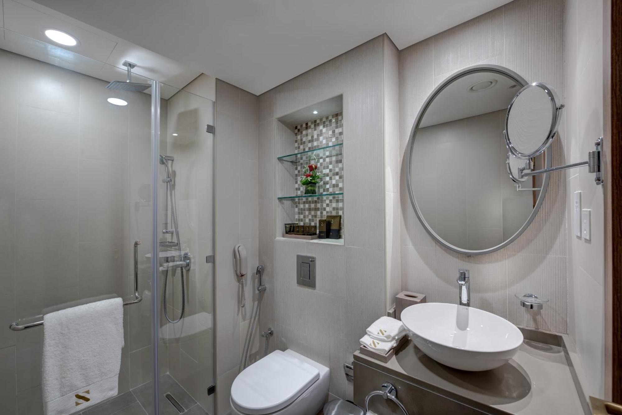 Deluxe Queen Room with 20% Off Food & Beverage (excluding in- room dinning)