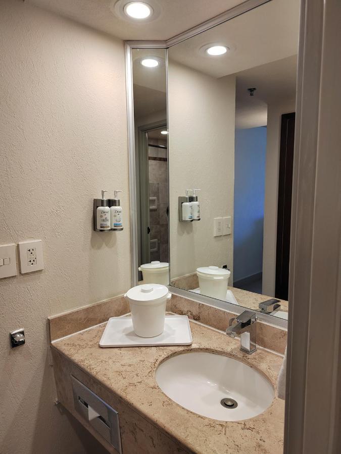 Habitación con cama extragrande y sofá cama