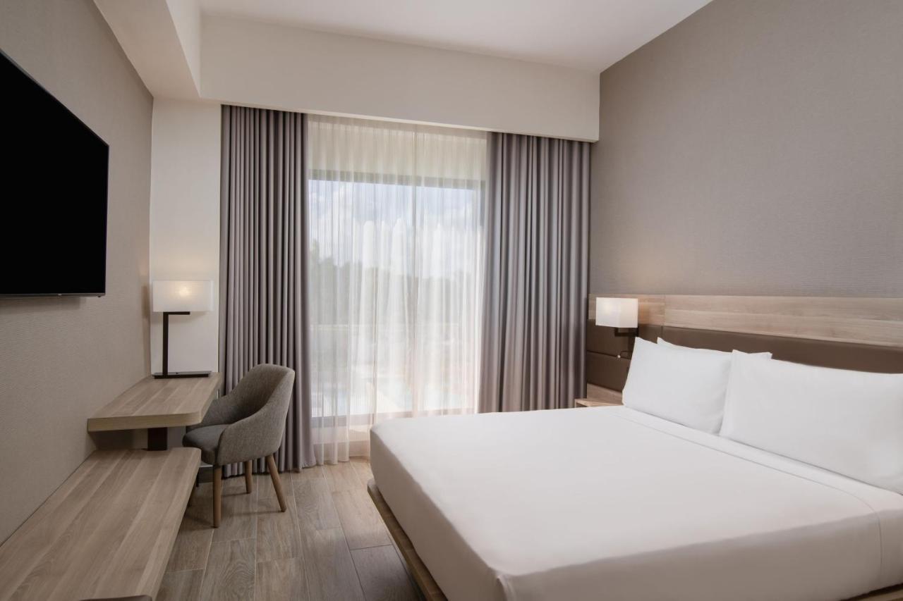 Quarto Deluxe com Cama King-size e Vista do Jardim