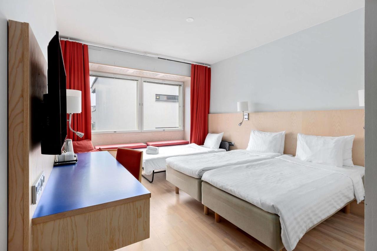 Familienzimmer mit zwei Einzelbetten und Zustellbett