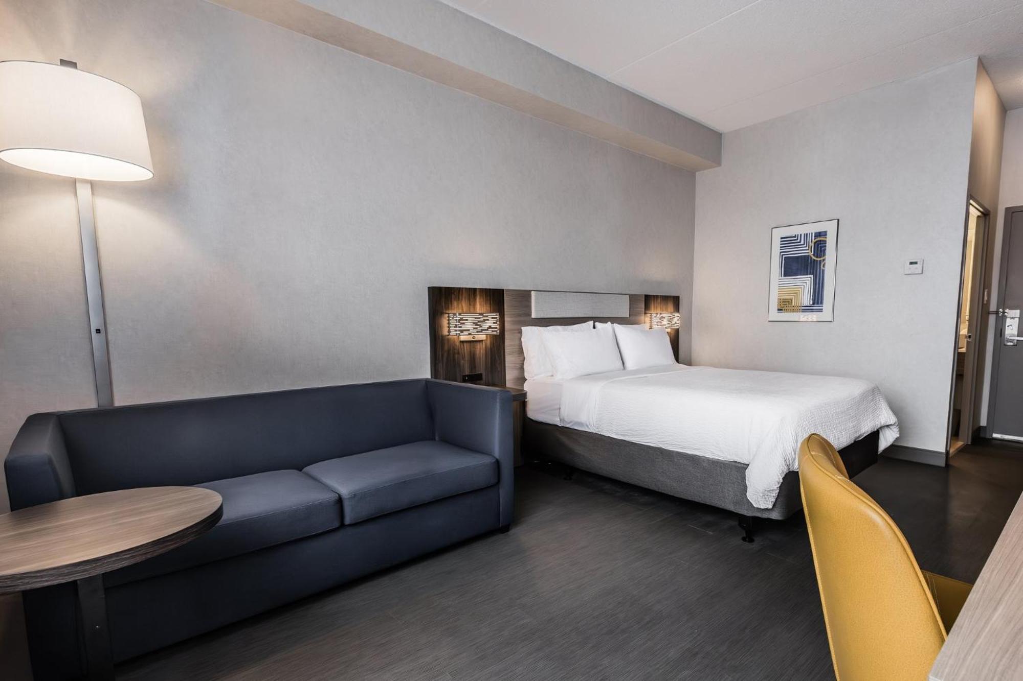 Chambre Lit Queen-Size Standard avec Canapé-Lit et Douche Accessible aux Personnes à Mobilité Réduite