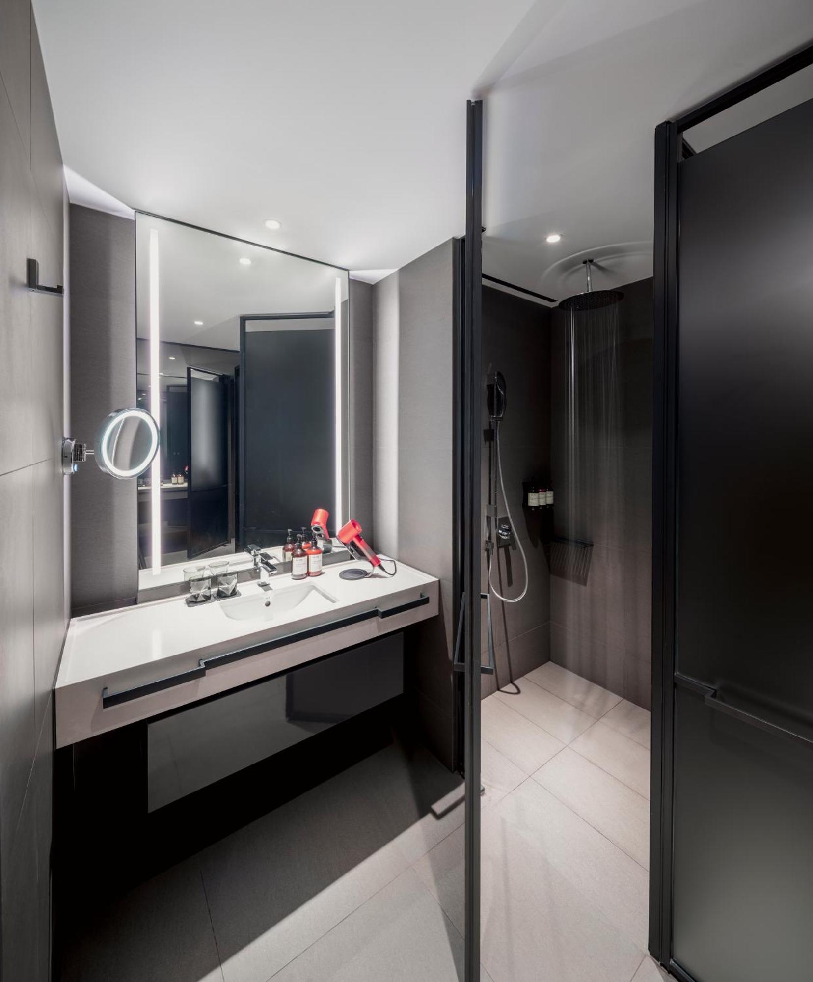 One-Bedroom Executive Lounge Access
