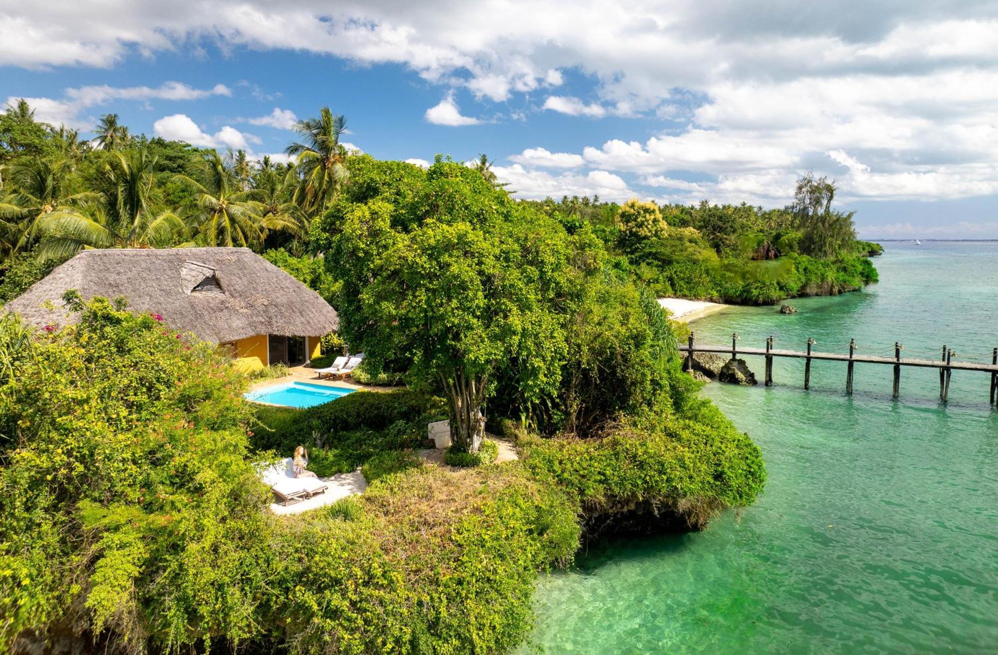 Zum Meer gelegene Villa mit Pool
