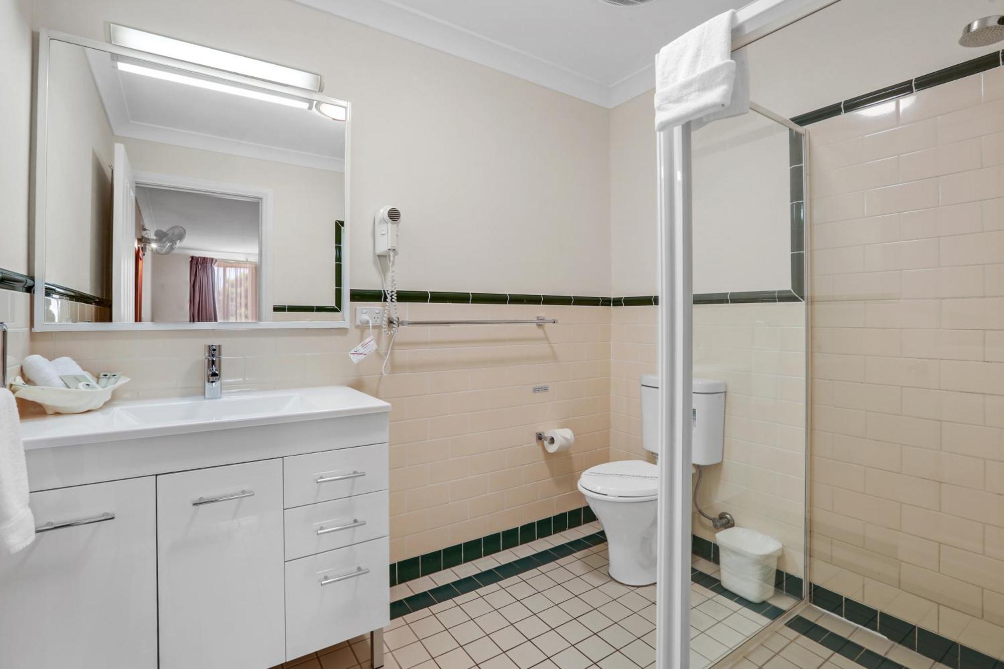 Three-Bedroom Apartment Spa Bath