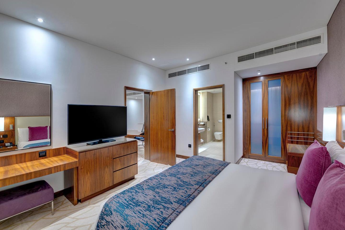 One-Bedroom Suite with Garden View - Lounge Access