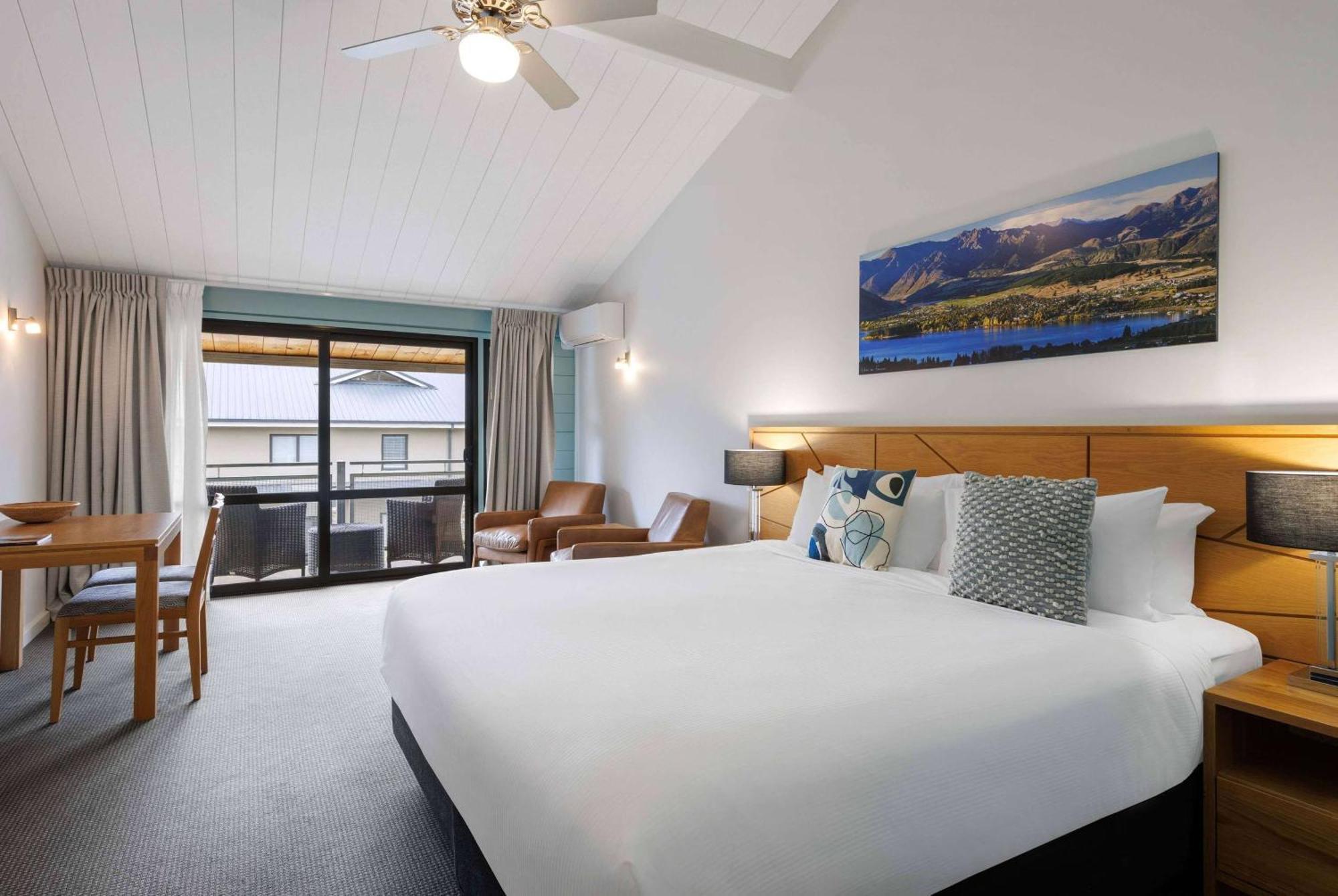1 King Bed Studio Non-Smoking Room
