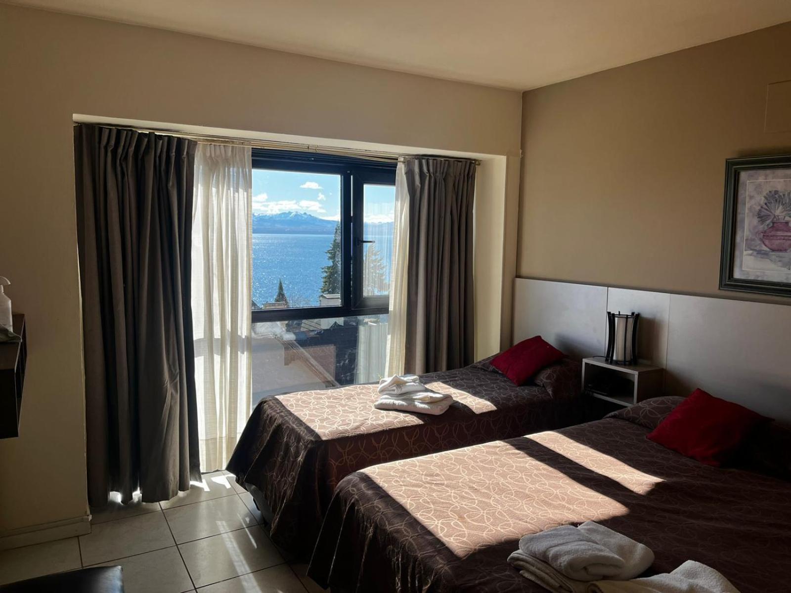 Quarto com Cama de Casal ou 2 de Solteiro