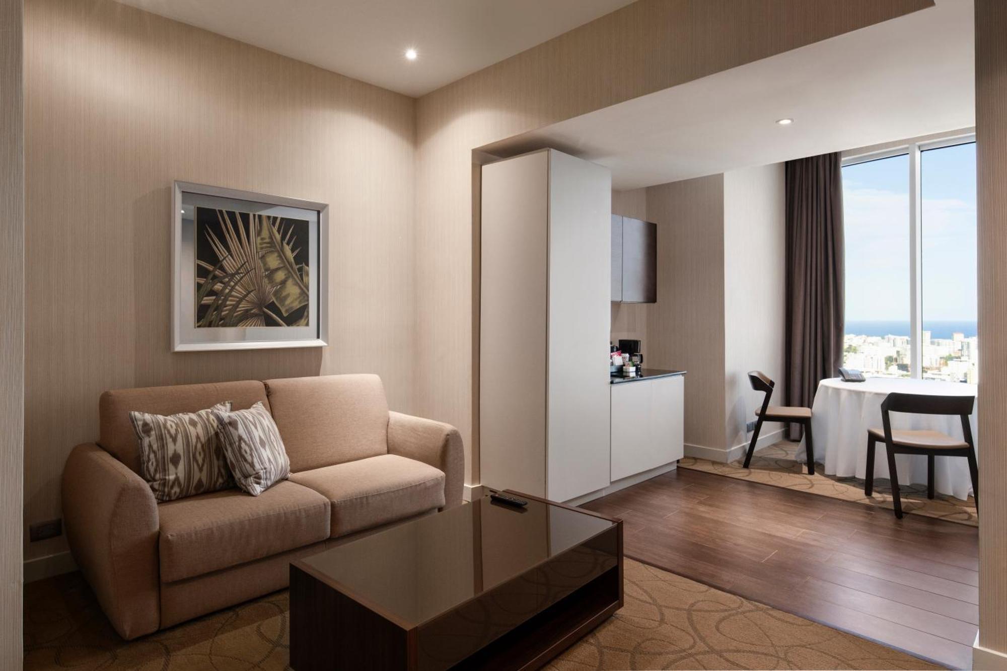 Suíte de 1 Quarto com Cama King-size e Chuveiro Acessível a Cadeirantes - Acessível para Hóspedes com Mobilidade Reduzida
