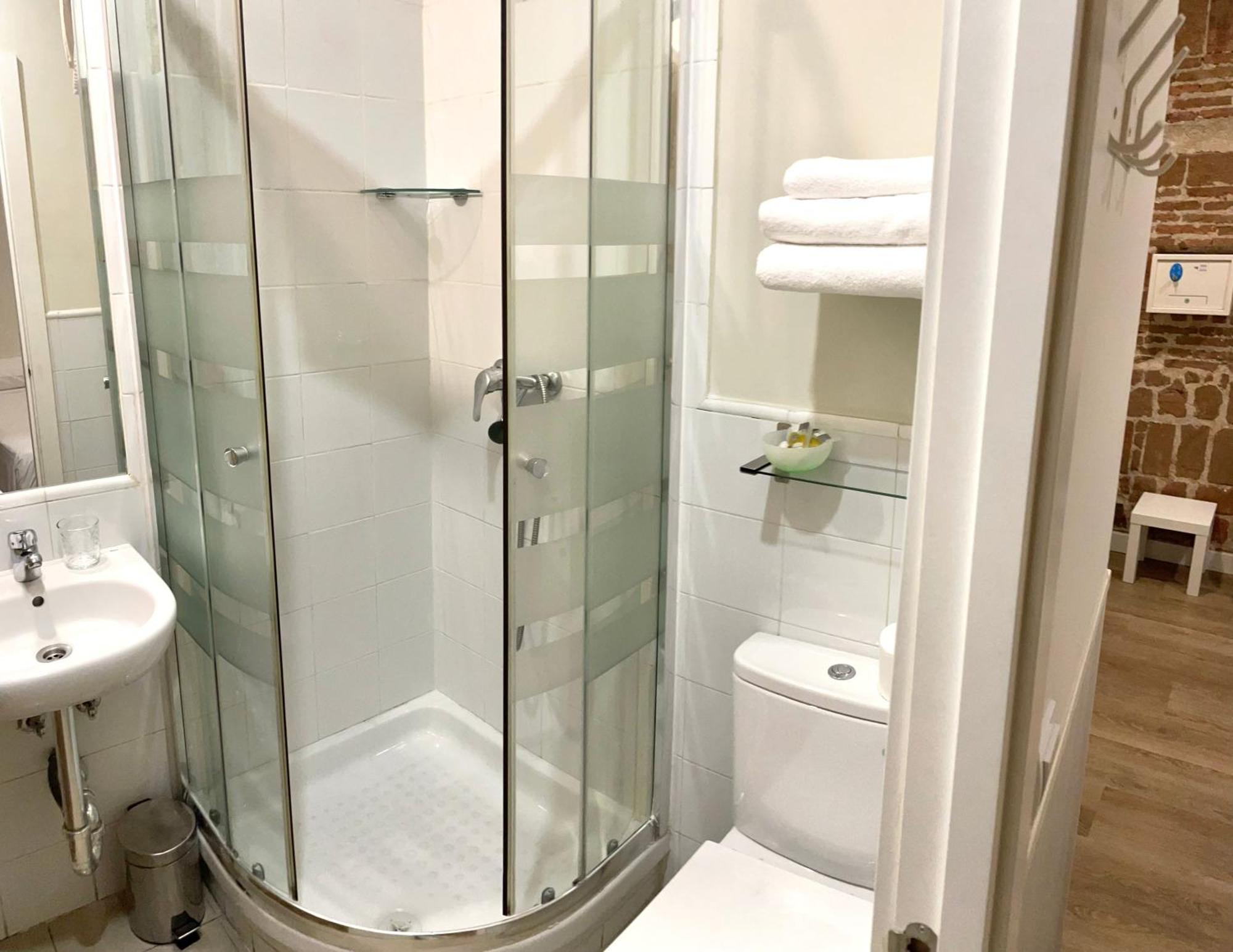 Quarto com 2 Camas de Solteiro e Banheiro Privativo
