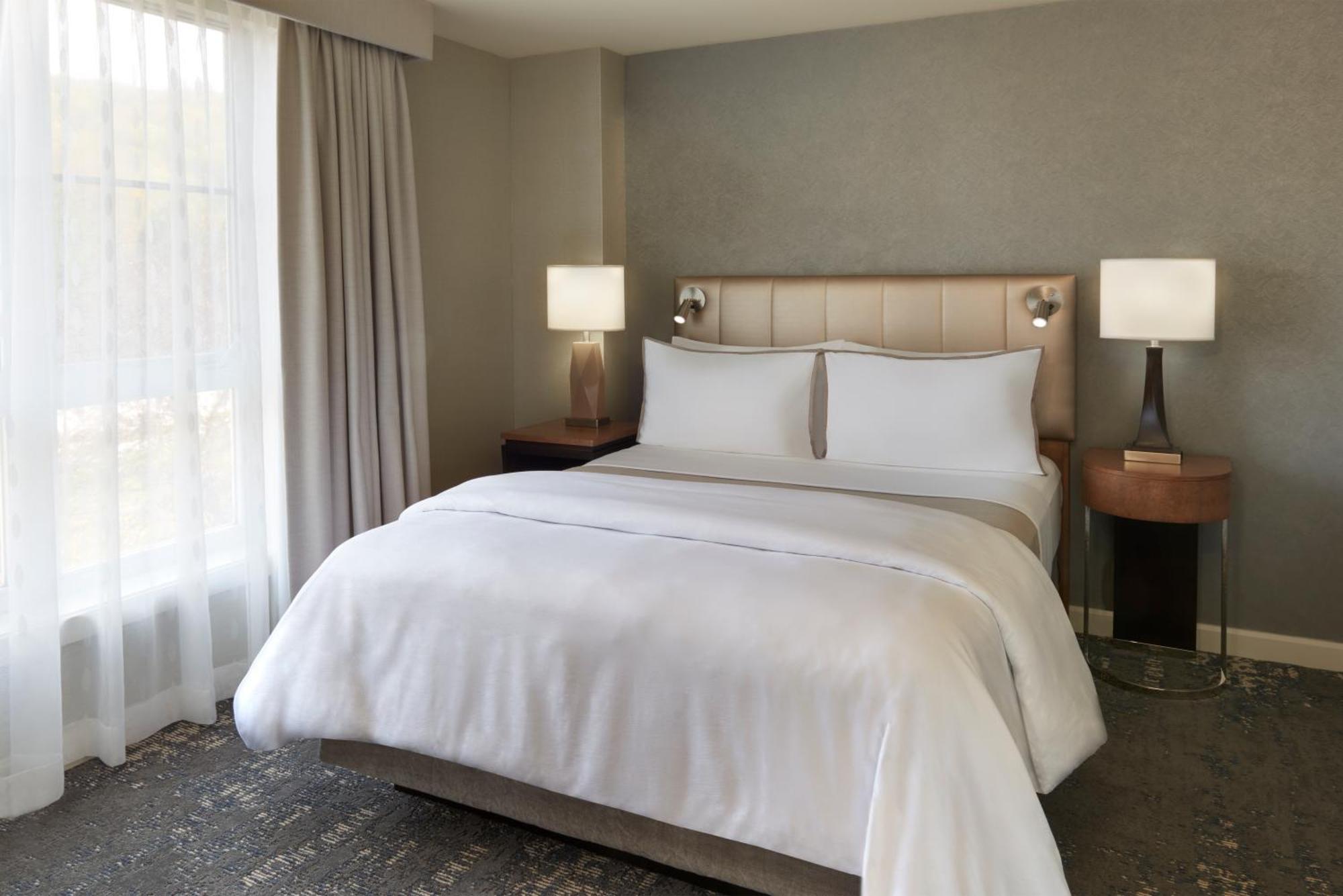 One-Bedroom Suite Den
