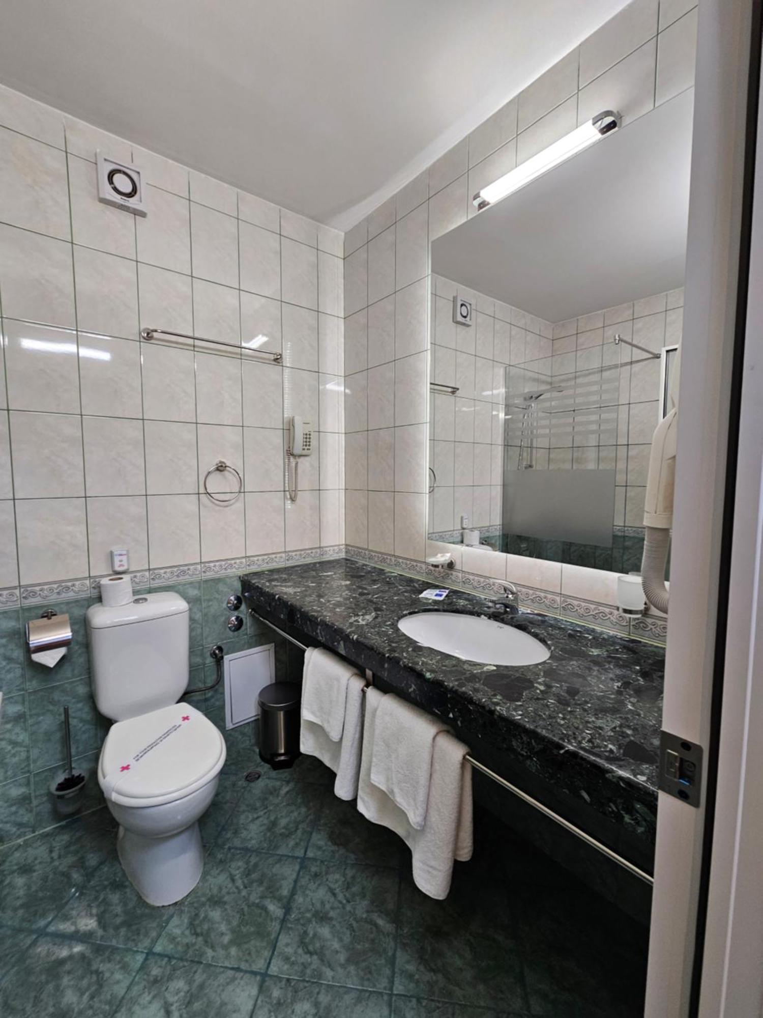 Habitación Doble Deluxe con balcón (2 adultos + 1 niño)
