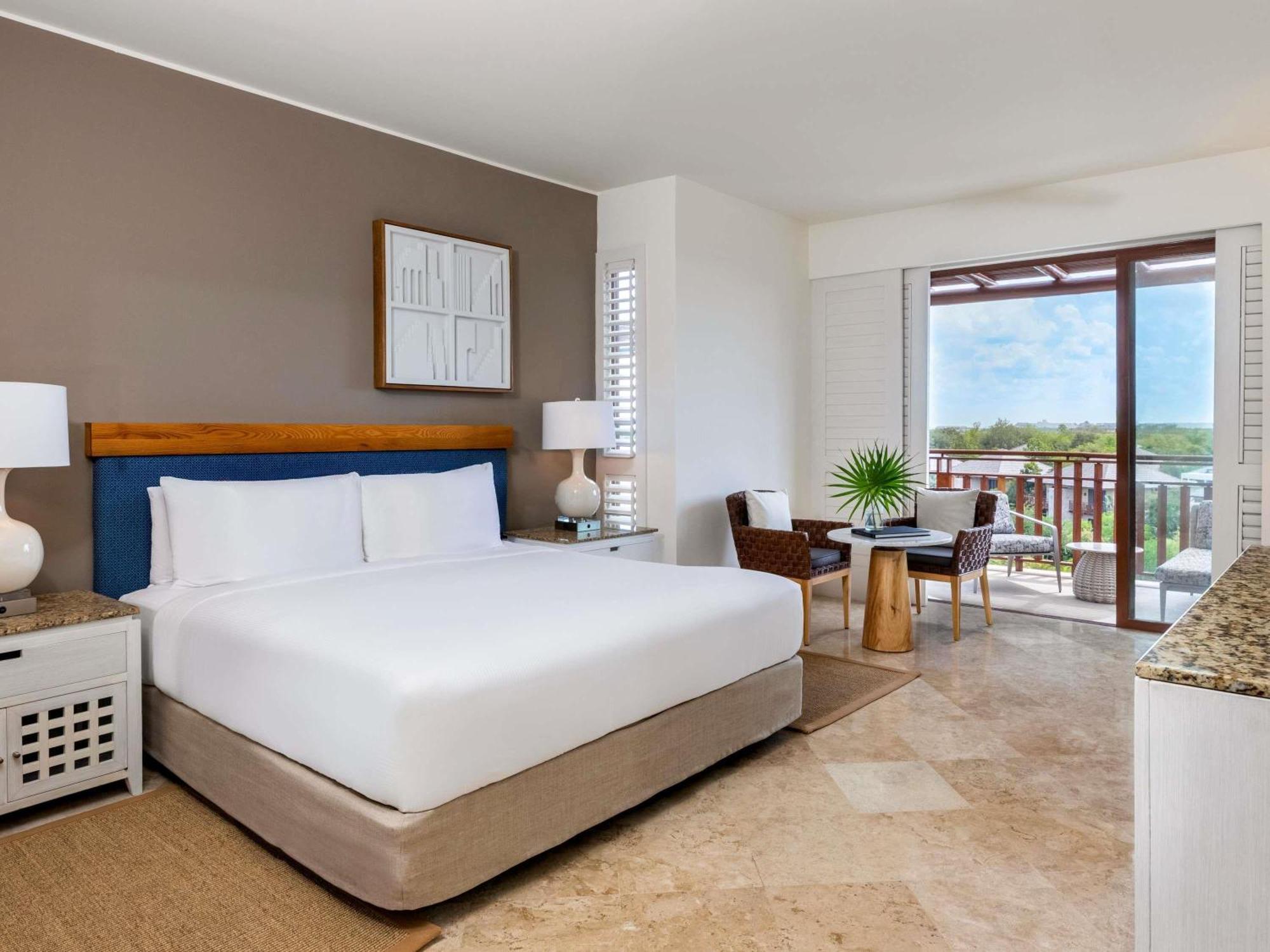 Fairmont King Room with Soaking Tub - Garden View,1742754226:JPEG
