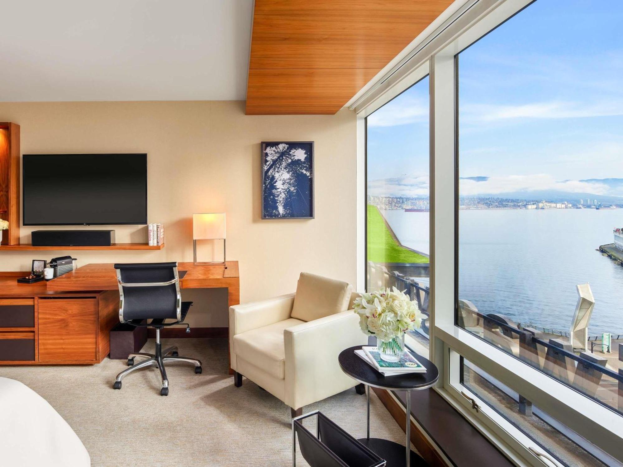 Deluxe Partial Harbour View Room King Bed