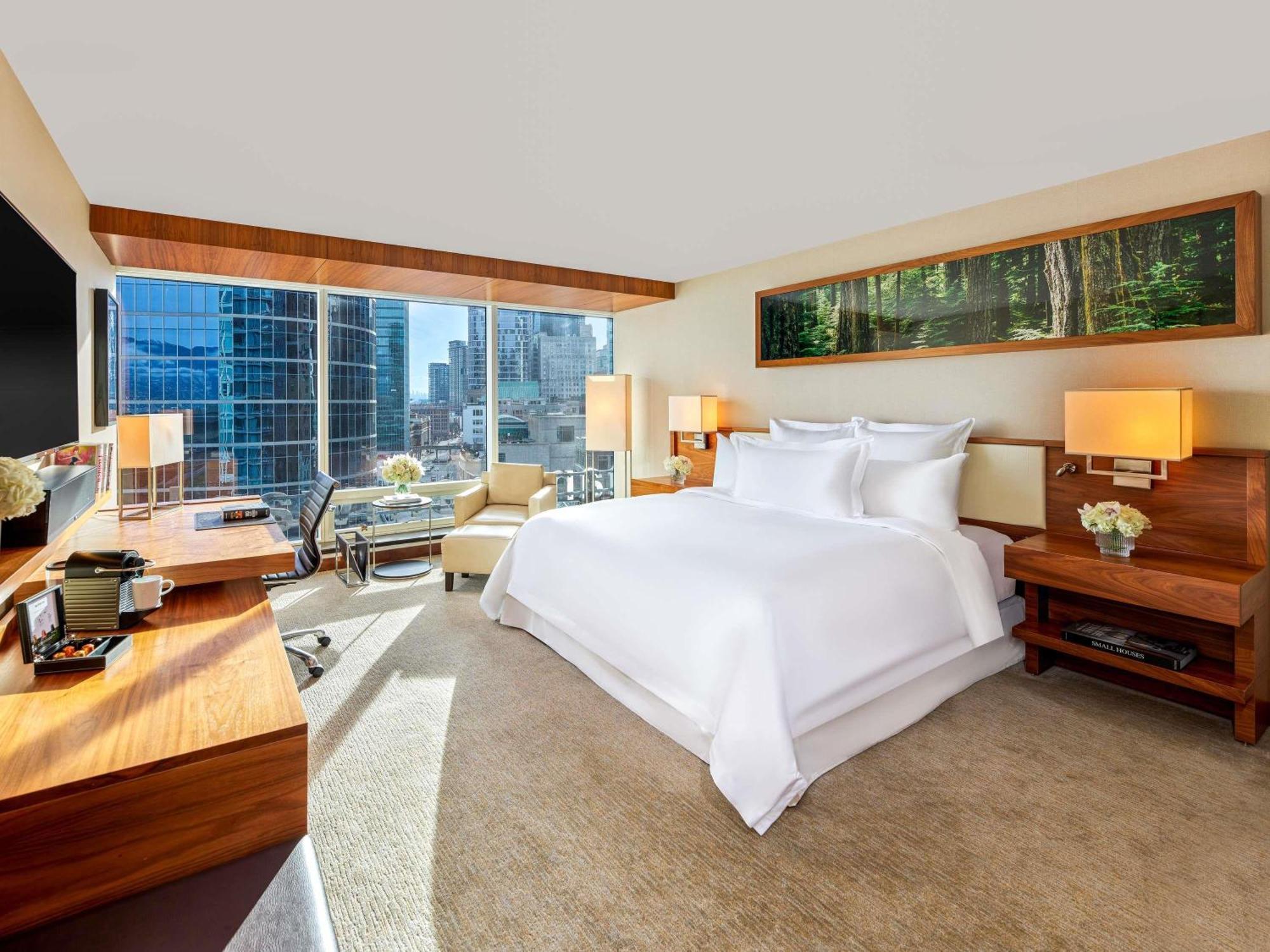 Deluxe Partial Harbour View Room King Bed