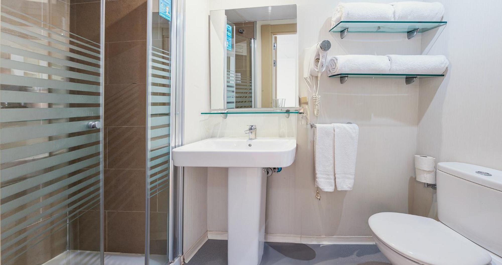 Quarto com Cama de Casal ou 2 de Solteiro e Cozinha Compacta
