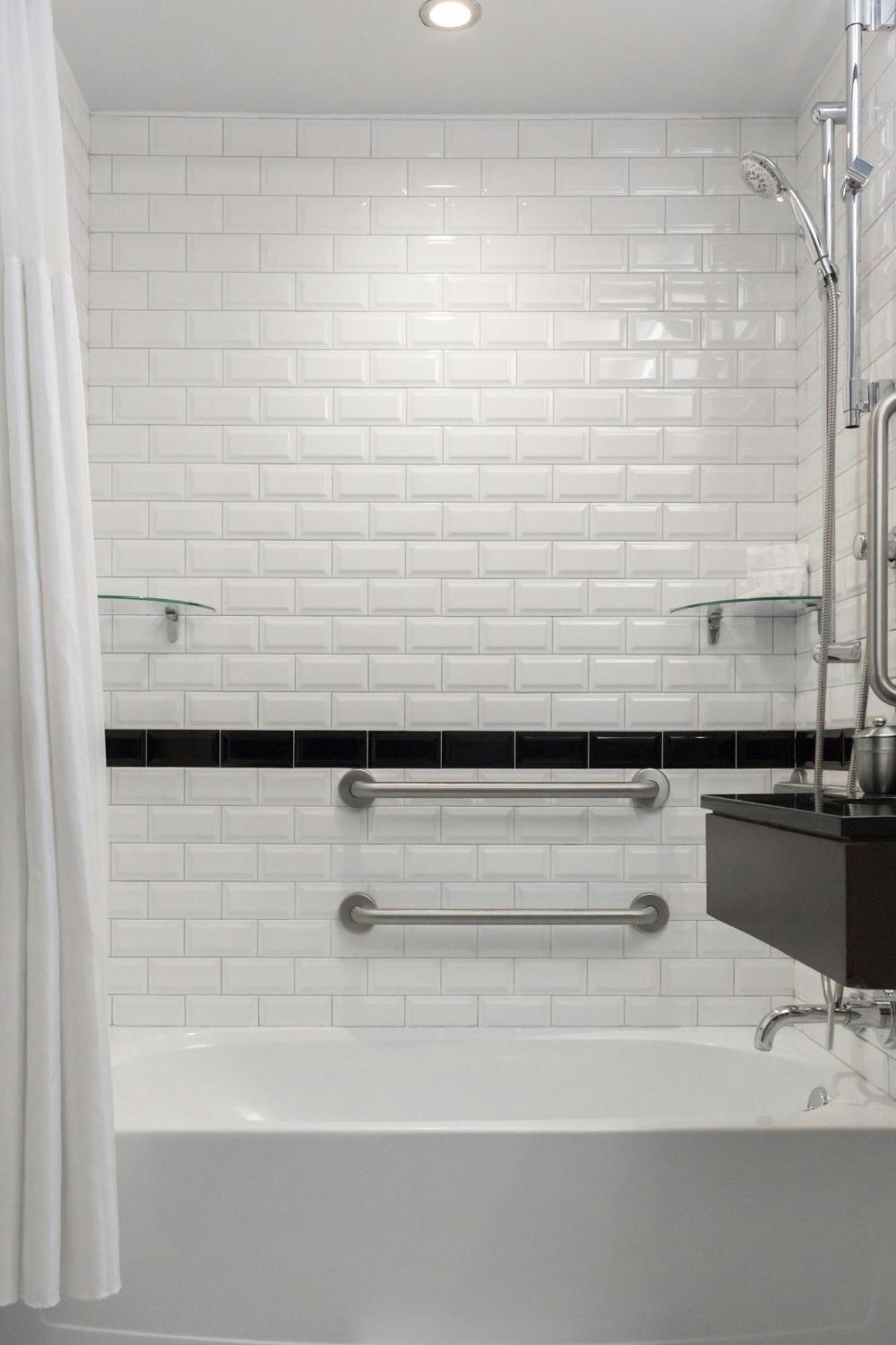 Classic King Mobility Hearing-Accessible Guest Room Tub