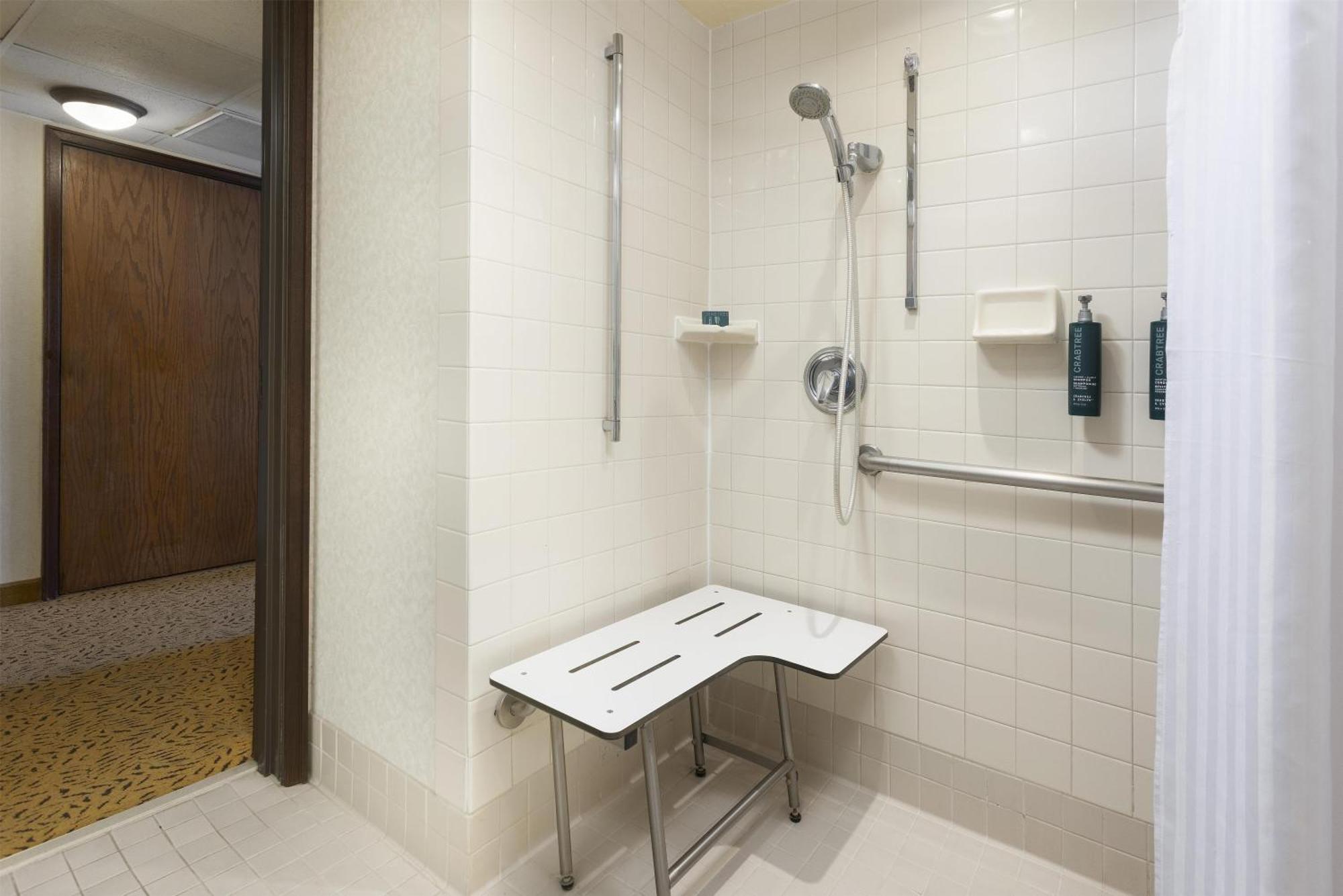 Zimmer mit 2 Queensize-Betten und ebenerdiger Dusche - barrierefrei