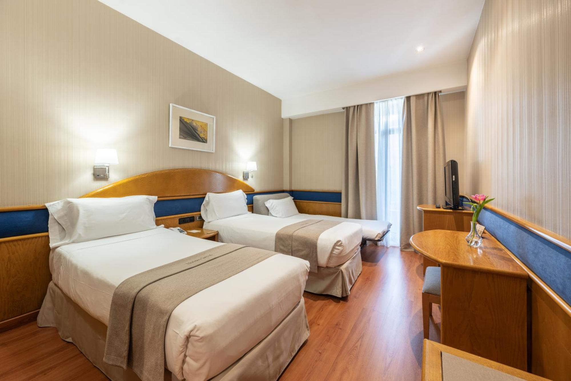 Quarto Triplo (2 Adultos + 1 Criança)