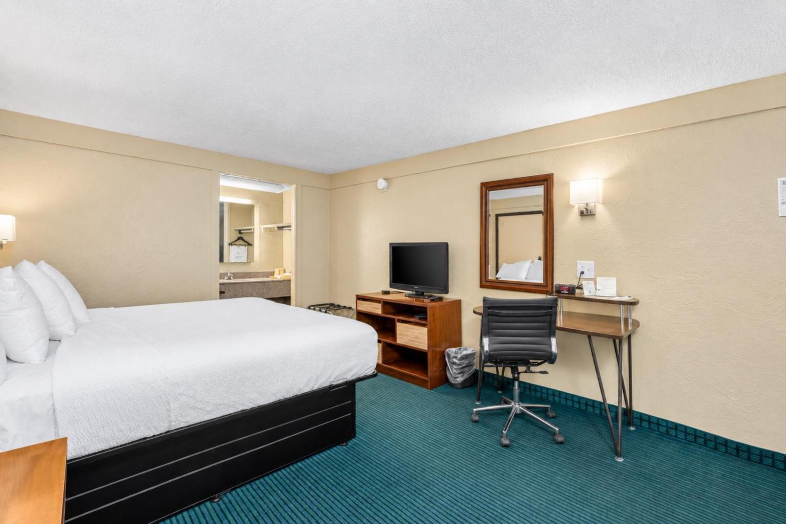 King Room Bath Tub Mobility or Hearing Accessible Non-Smoking