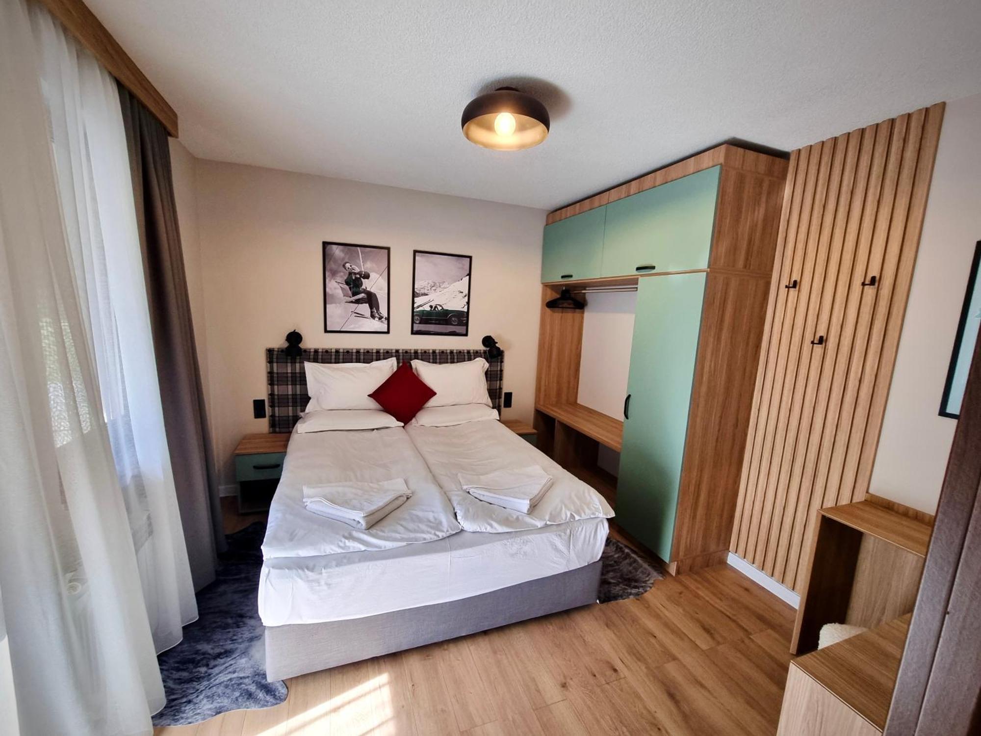One-Bedroom Apartment Fireplace Pet Friendly