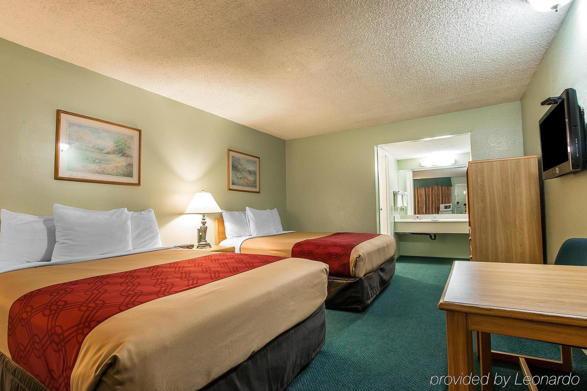 Queen Room with Two Queen Beds - Smoking