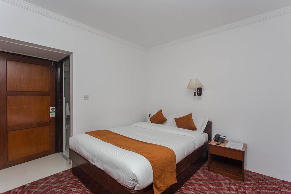 Quarto com Cama de Casal ou 2 de Solteiro e Chuveiro
