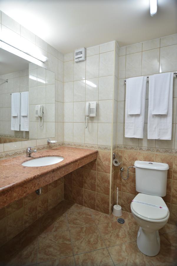 Habitación Doble con balcón (2 adultos + 1 niño)