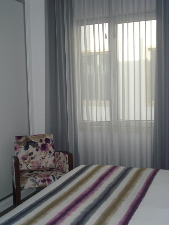 Doppel-/Zweibettzimmer mit Blick zur Innenseite