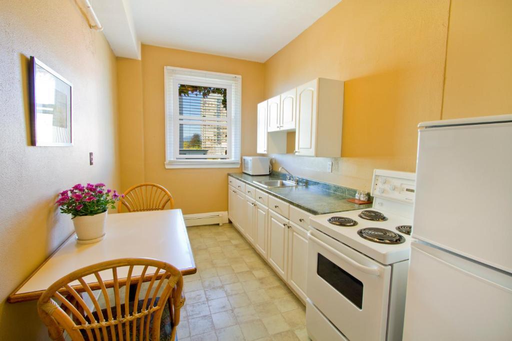 One-Bedroom Suite Kitchen,687767247:JPEG