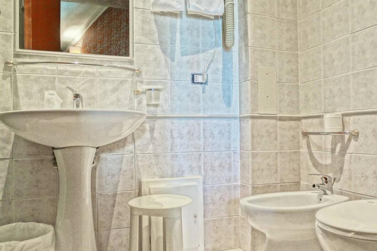 Quarto Econômico com 2 Camas de Solteiro