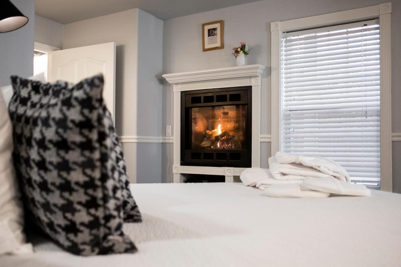 King Deluxe with Fireplace,776657365:JPEG