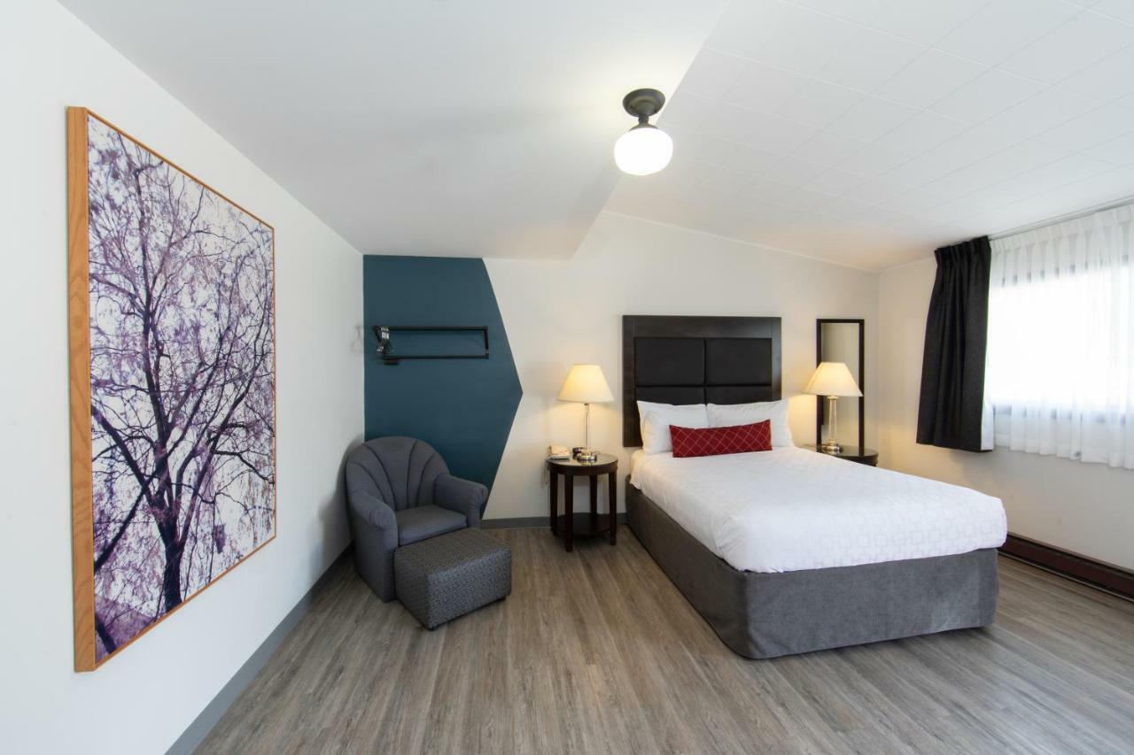 Small Queen Room with Shower Only - No Pets Allowed/Ground Floor/Non-Smoking