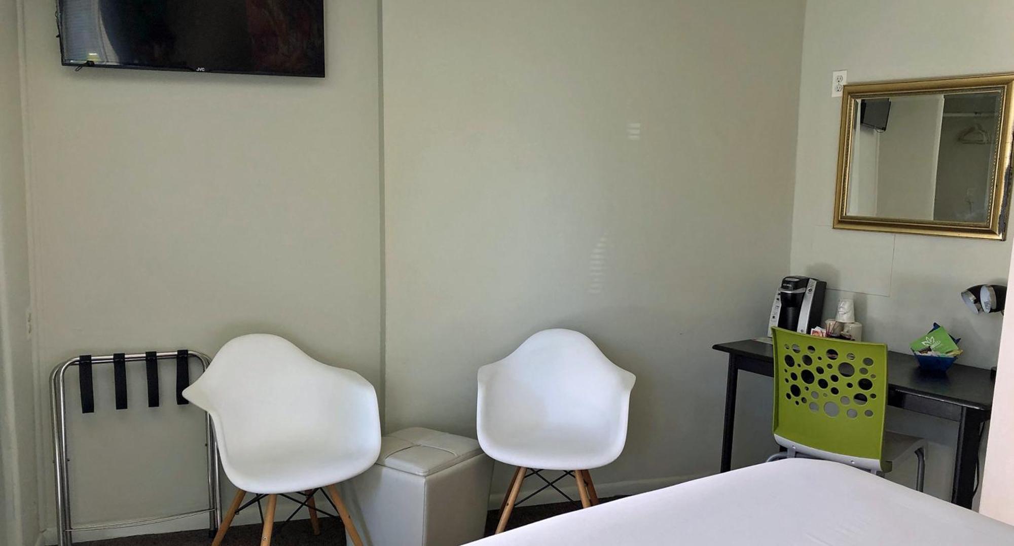 Deluxe King Room Patio Level Pet Friendly