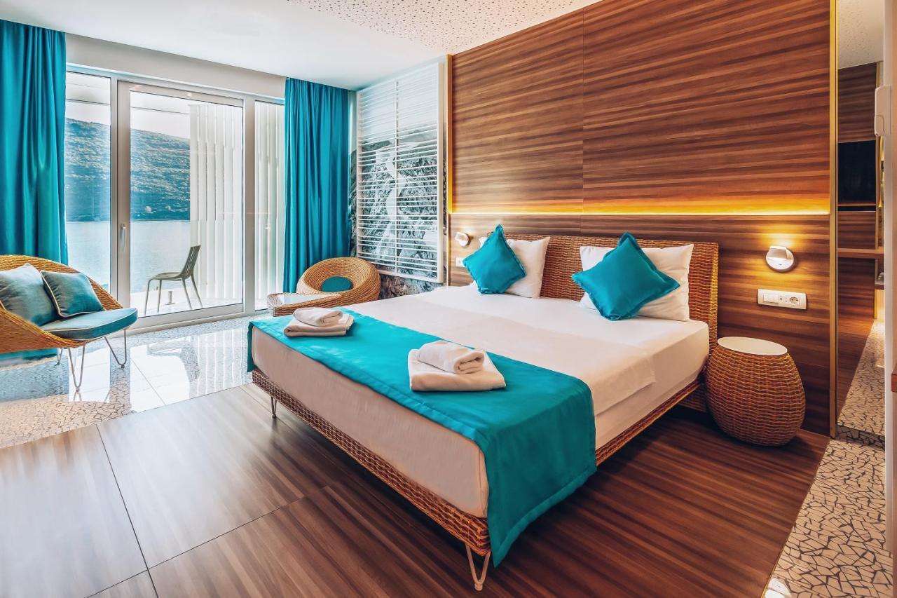 Chambre Double de Luxe avec Balcon - Vue Latérale sur Mer
