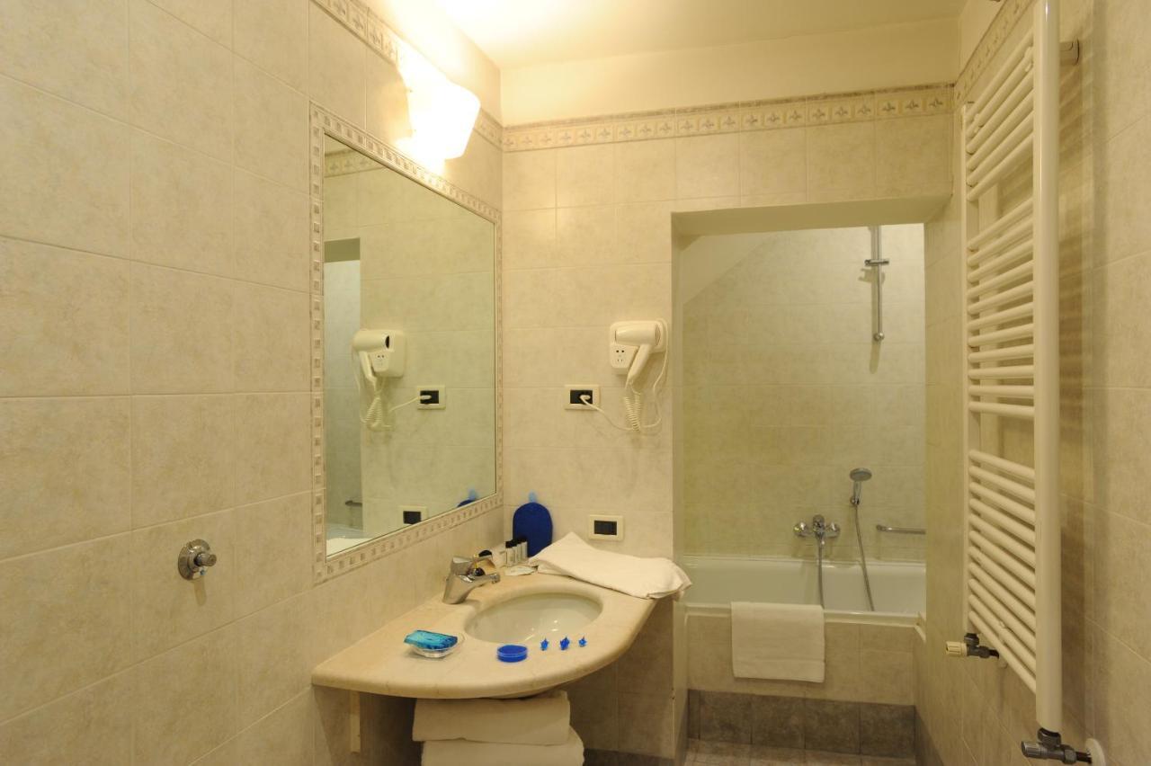 Two Connecting Double Rooms with 2 Bathrooms,964600246:JPEG