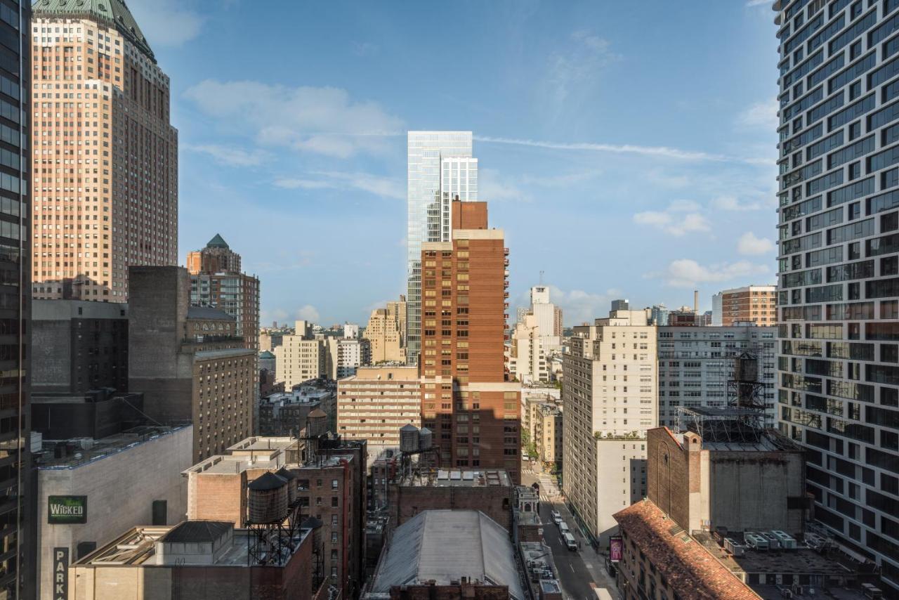 Quarto Social com Cama King-size e Vista da Cidade