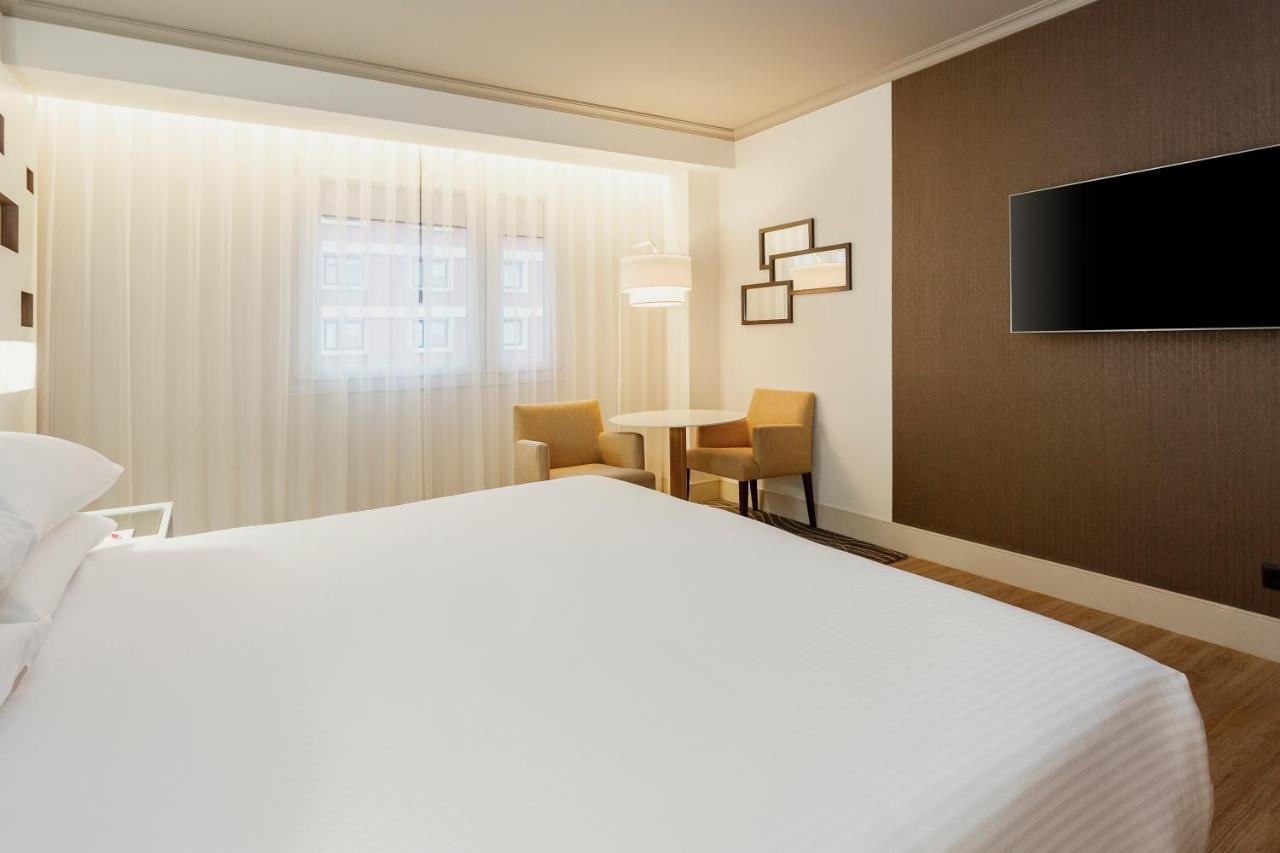 Habitación Executive con cama extragrande, acceso al salón y aparcamiento incluido