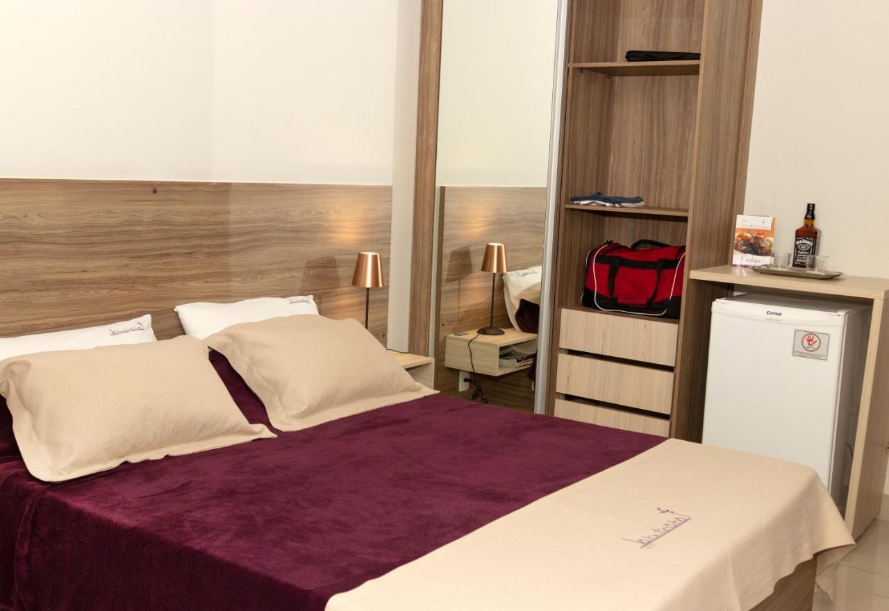 Quarto Duplo com 1 Cama de Casal