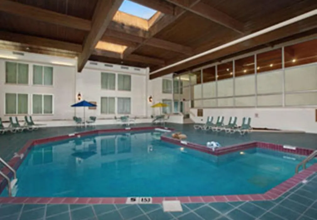 Ramada By Wyndham Greensburg Hotel & Conference Center-1