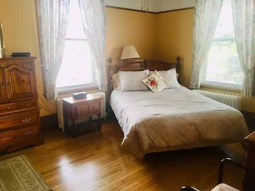 Le Petit Château Montebello B&B-1