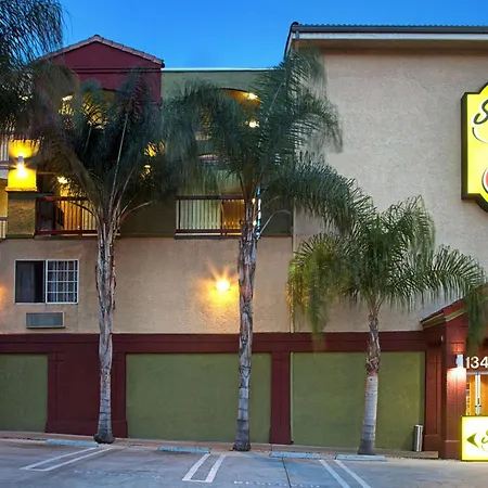 Super 8 By Wyndham Los Angeles Downtown-2
