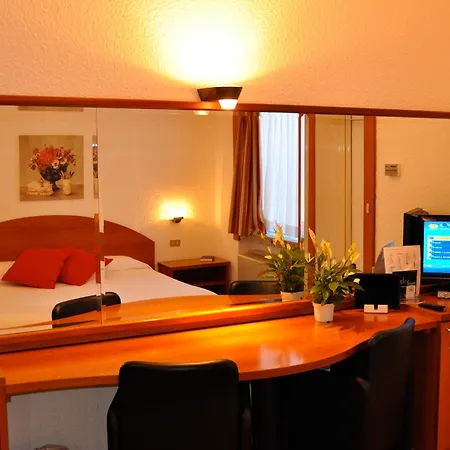 Golf Hotel-2
