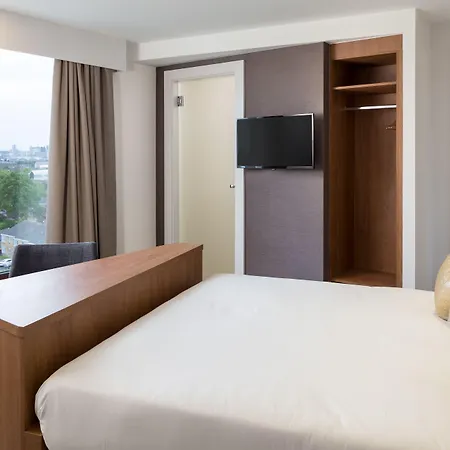 Roomzzz London Stratford-3