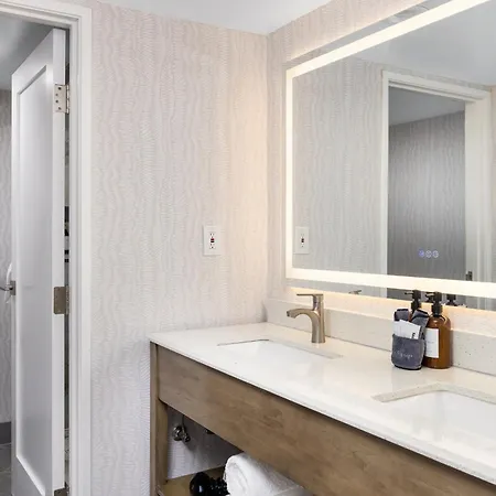 456 Embarcadero Inn & Suites-2